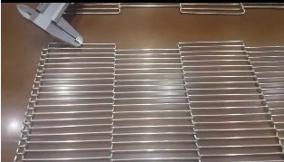 AISI304 van de Kettingsmesh conveyor belt metal steel van de draaikromme de Draadriem voor het Koelen van Voedsel